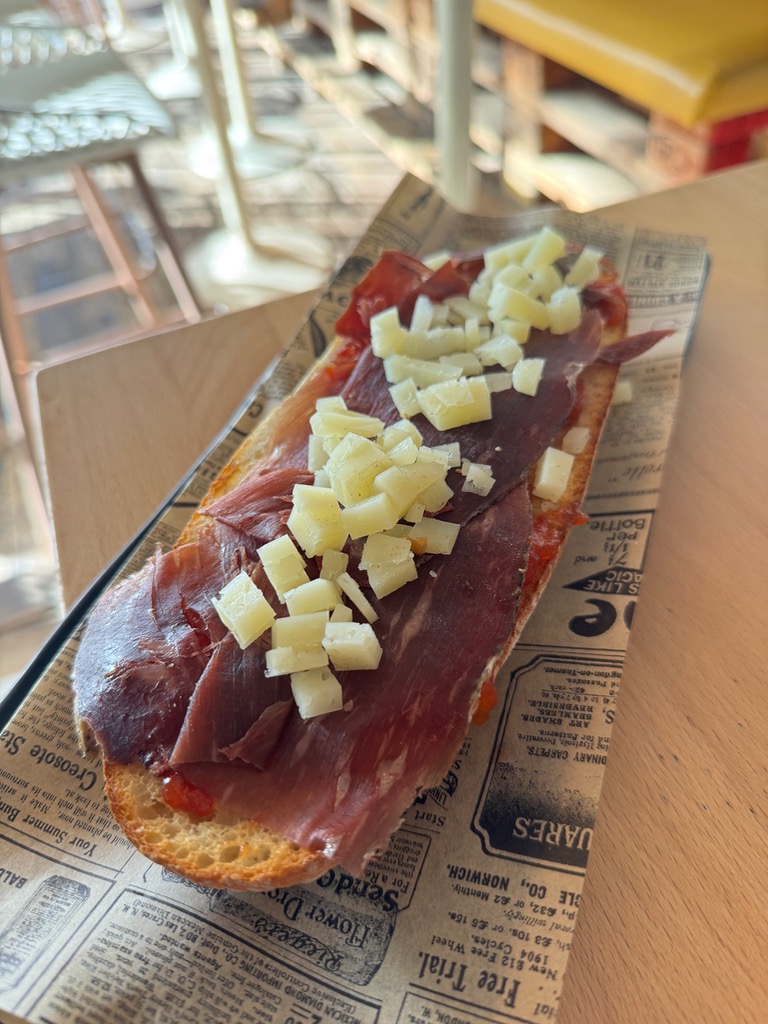 Gastronomy recommendation in Benidorm: Tosta de cecina, mermelada de tomate y queso curado