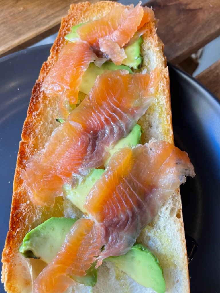 Carta de Cafeterías en Benidorm, El Café de Axel, Tostada de aguacate y salmón