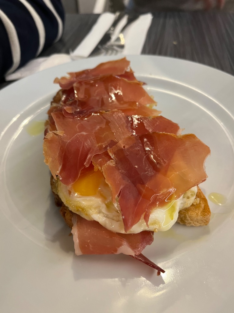 Carta de Cafeterías en Benidorm, El Escusi de Teresa, Tosta de jamón serrano y huevo frito
