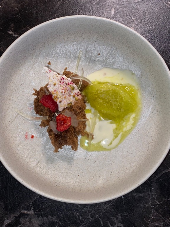 Carta de Restaurantes en Benidorm, Exótico Benidorm, Bizcocho esponjoso, crema de chocolate blanco, sorbete de cactus, gel de limoncello y crujiente de clara.