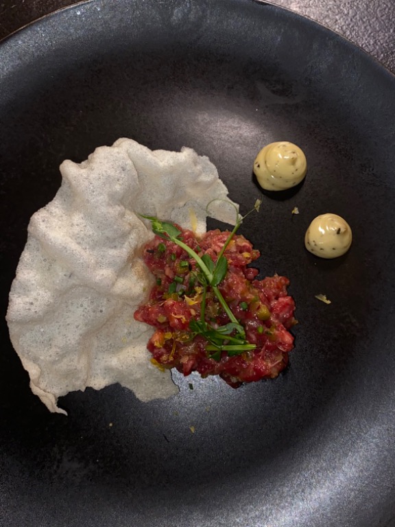 Carta de Restaurantes en Benidorm, Exótico Benidorm, Steak tartar EXÓTICO crujiente de arroz, yema curada y mayonesa de romero