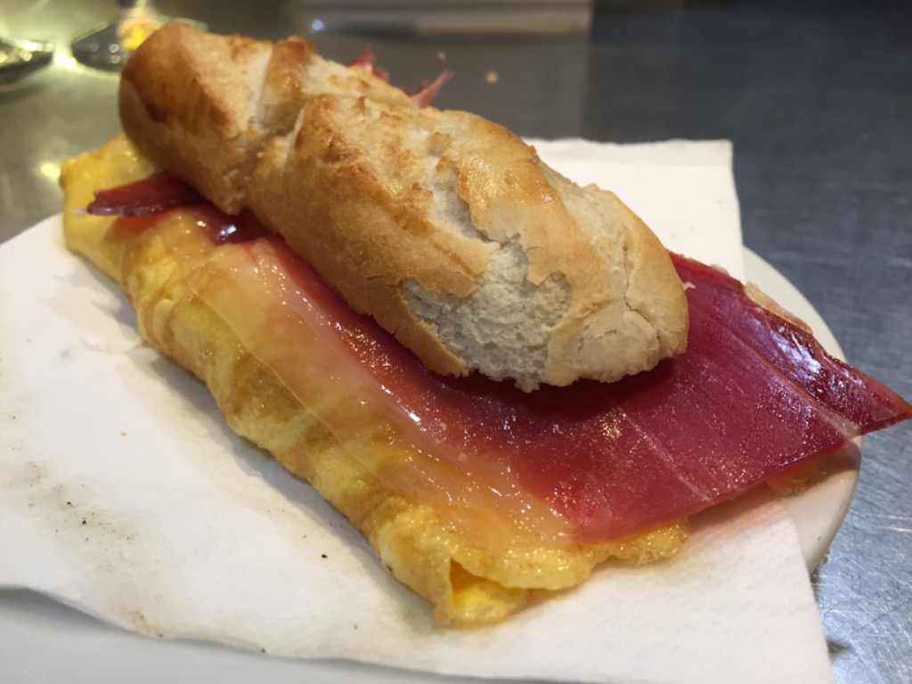 Carta de Restaurantes en Benidorm, GAZTELUTXO, Montadito de tortilla con jamon