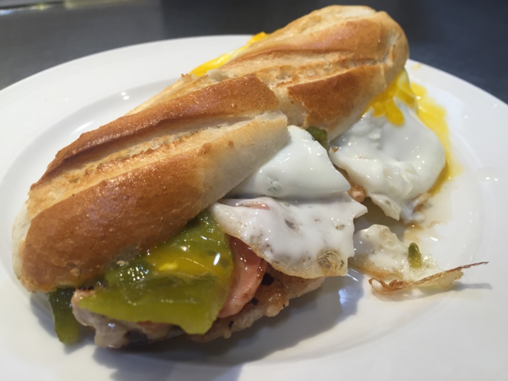 Carta de Restaurantes en Benidorm, GAZTELUTXO, Montadito Lomo, queso, bacon y pimiento