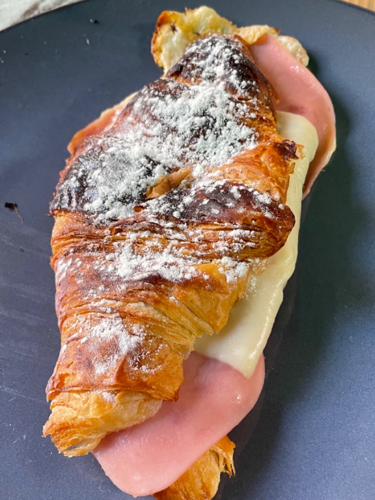 Carta de Cafeterías en Benidorm, good day cafe, Croissant de jamón y queso
