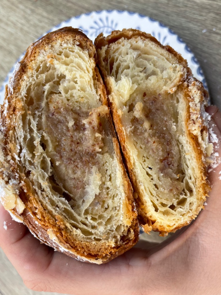 Carta de Cafeterías en Benidorm, Guiomar Obrador y Café. Pastelería y Cafetería en Benidorm., Croissant almendra