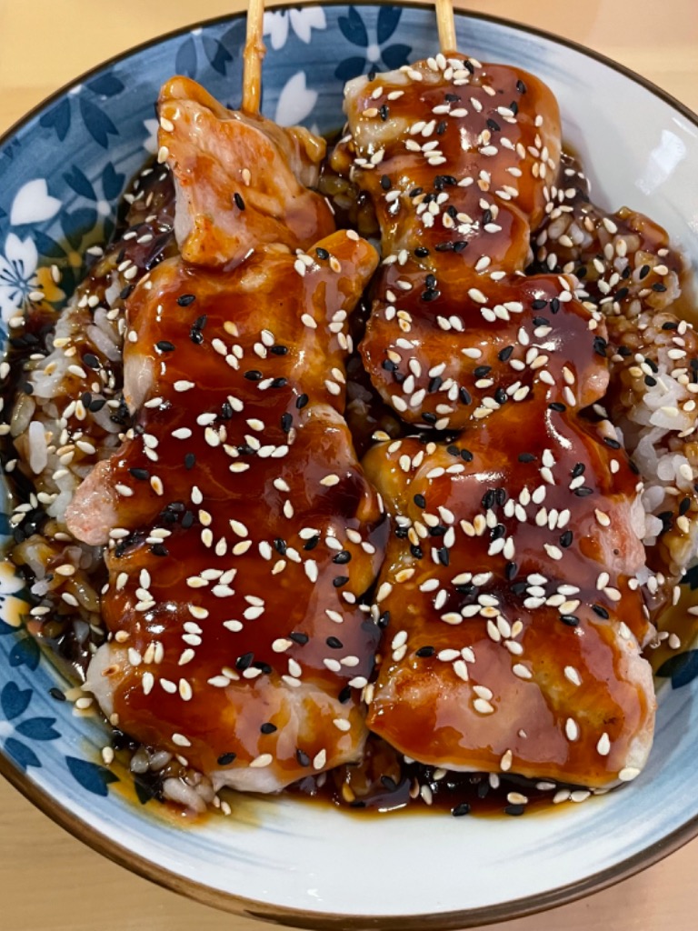 Menu of Restaurants in Benidorm, Hakata Ramen ( Benidorm), Yakitori don. Arroz blanco con 2 pinchos de pollos, salsa teriyaki y sésamo