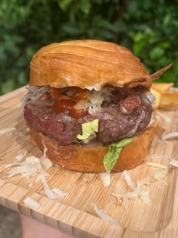 Carta de Restaurantes en Benidorm, Huerto gastrobar, Hamburguesa la dolçeta con ny roll, carne, queso ahumado, mayonesa y bacon