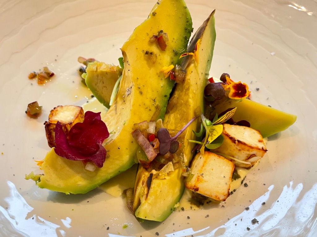 Carta de Restaurantes en Benidorm, Malaspina Benidorm, Aguacate🥑 de Callosa a la brasa🔥, crema de maíz🌽, queso fresco🧀 de la Nucia y pesto de cilantro.