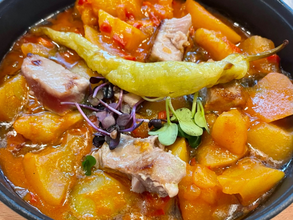 Carta de Restaurantes en Benidorm, Malaspina Benidorm, Caldereta de atún🐟 con patatas a lo pobre🥔 con piparras fritas🌶️ y pimiento rojo