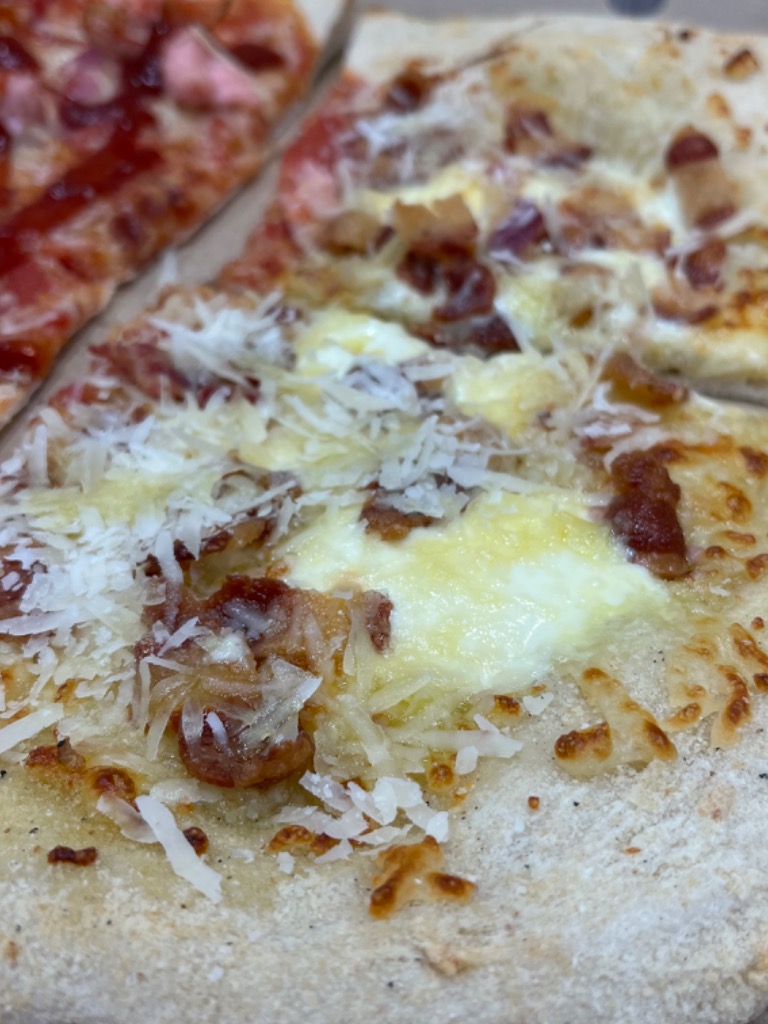 Carta de Pizzerías en Benidorm, Morditalia Pizzeria Italiana, Pizza La Gricia, Mozzarella Fiordilatte, Reducción de pecorino, Pimienta, Mascarpone, Guanciale