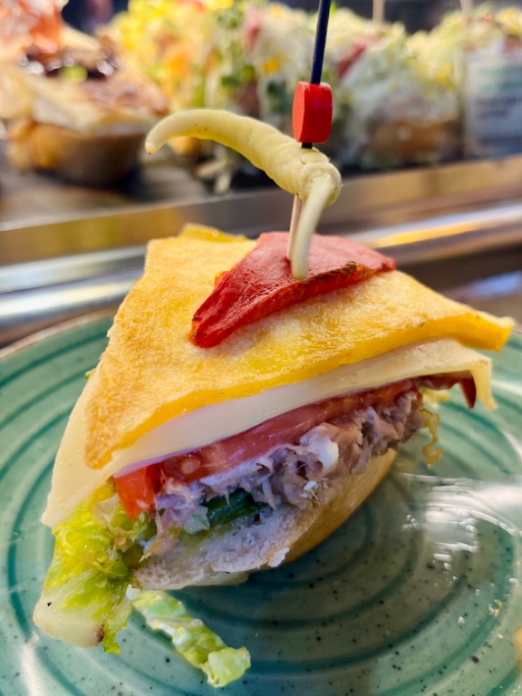 Carta de Restaurantes en Benidorm, Pintxos Aurrera, Tortilla rellena de atún y jamón york
