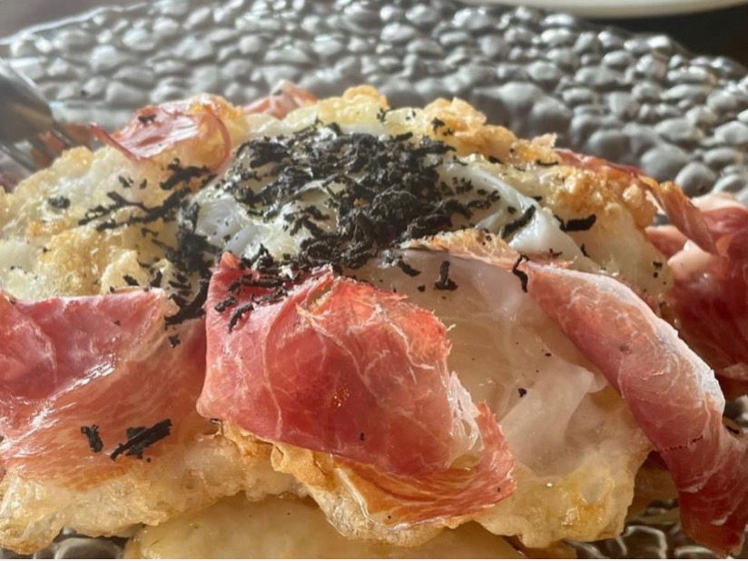 Carta de Restaurantes en Benidorm, Restaurante ConBrassa, Huevo de oca con trufa negra, patata panadera y jamón ibérico