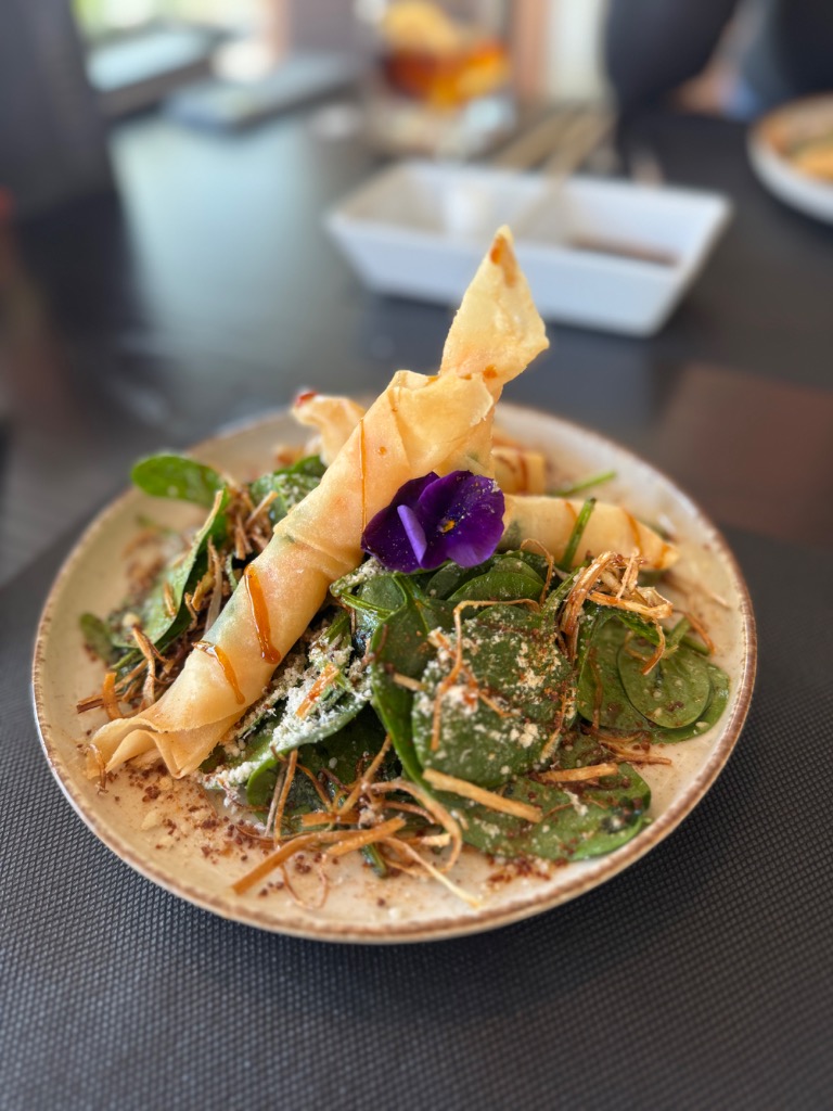 Recomendación gastronómica de Benidorm: Ensalada de espinacas con langostinos crujientes