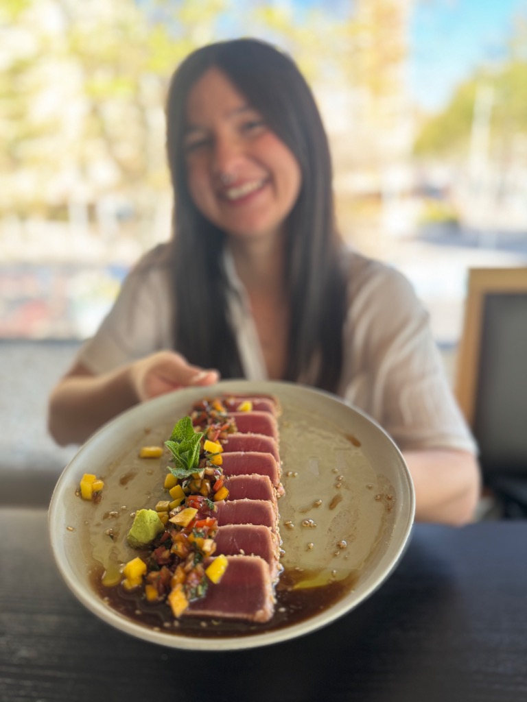 Carta de Restaurantes en Benidorm, Restaurante Japonés Umai, Tataki de atún con mango y shiso