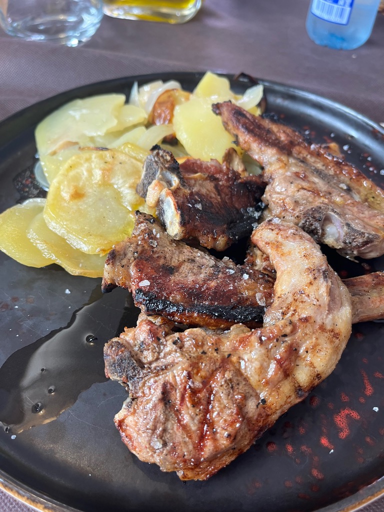 Carta de Restaurantes en Benidorm, Restaurante La Fachada, Chuletas de cordero con patatas y cebolla