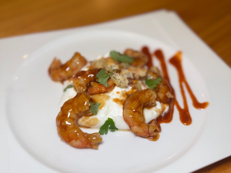 Recomendación gastronómica de Benidorm: Gambones salteados con kemchee sobre stracciatella de burrata, pan cristal, cebollino y cilantro