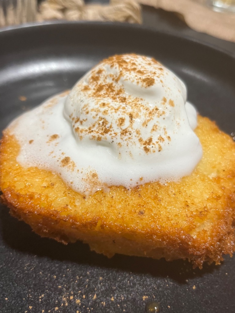Carta de Restaurantes en Benidorm, Restaurante La Fava, Torrija en base de mermelada de higos con bola de helado de leche de merengada