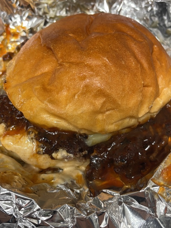 Menu of Restaurants in Benidorm, smash the burger, Burger con cebolla caramelizada, quesoahumado, bacon crujiente y salsa bbq