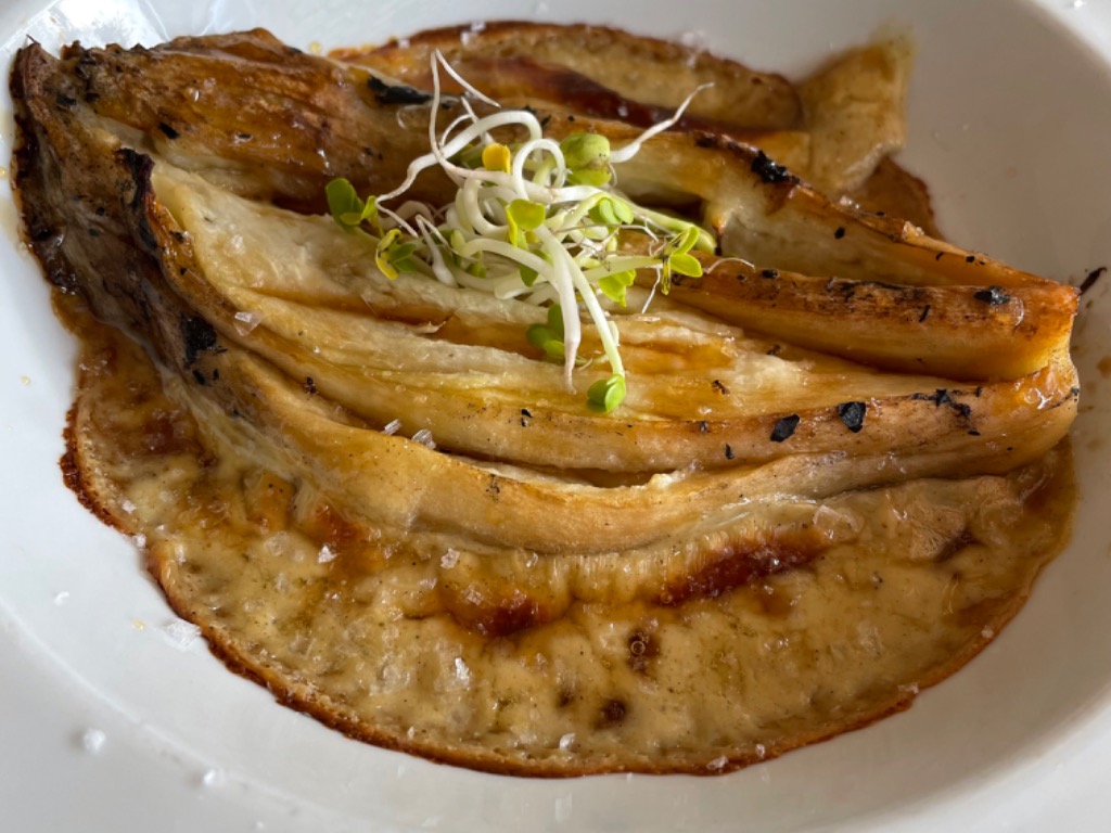 Carta de Restaurantes en Benidorm, Taita, Berenjena asada al fuego con base de queso, curry, miel y polen