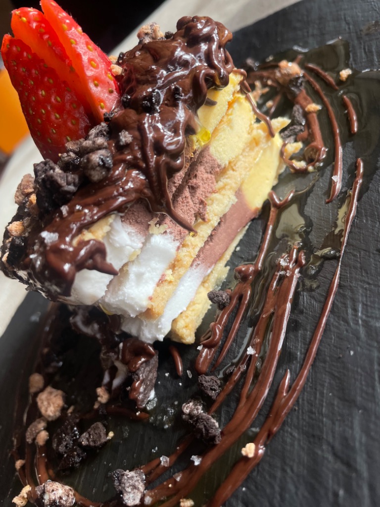 Carta de Restaurantes en Benidorm, Taita, Chambi salado de chocolate. Milhojas de coca de mollitas con chocolate caliente y helado de nata, vainilla y chocolate.