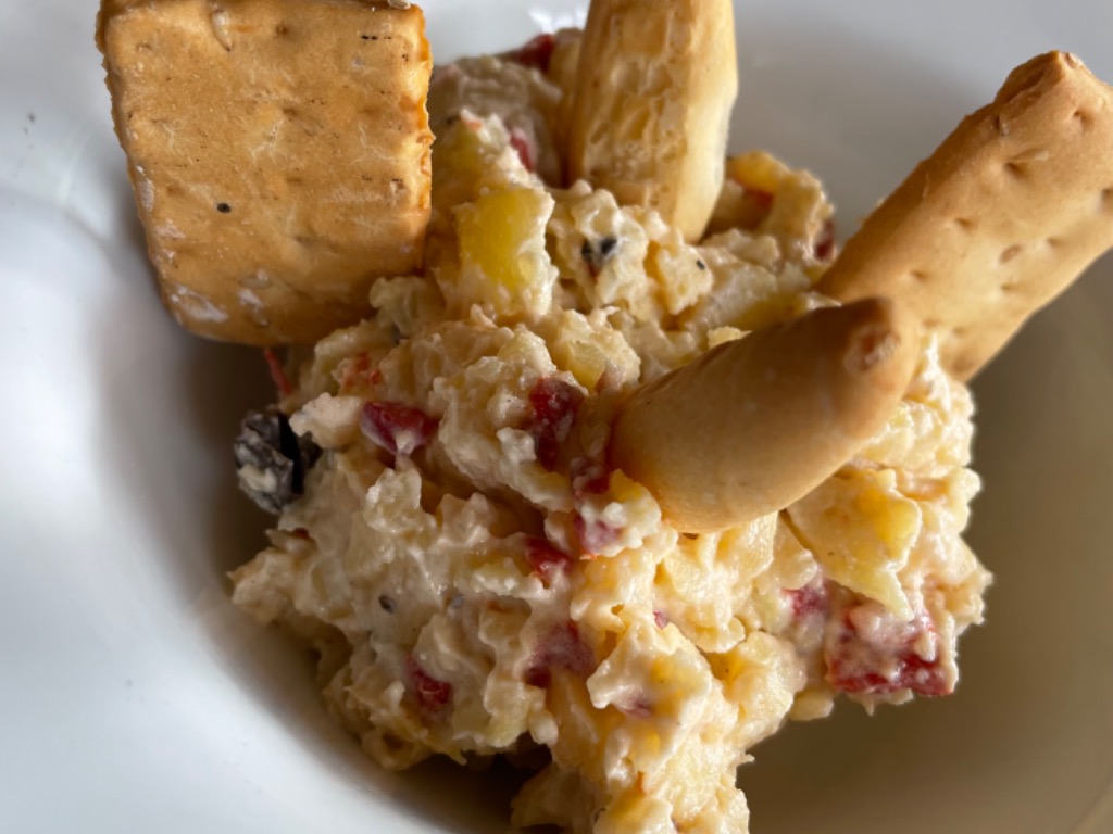 Carta de Restaurantes en Benidorm, Taita, Ensaladilla de patata con pimiento de piquillo, aceituna, mayonesa y atún