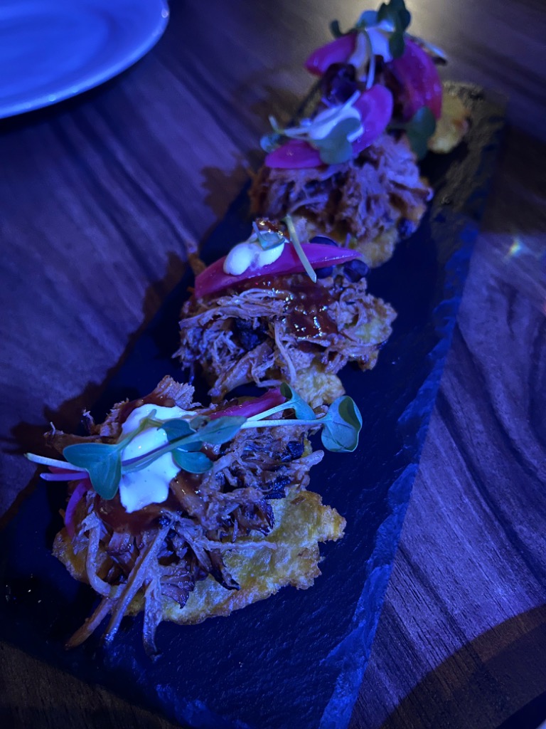 Carta de Restaurantes en Benidorm, XOXO GASTROCLUB, Patacones con cochinita mechada