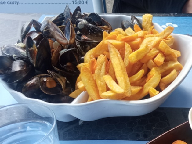 Carta de Restaurantes en Biarriz, snack du fort socoa, Mejillones al roquefort con patatas