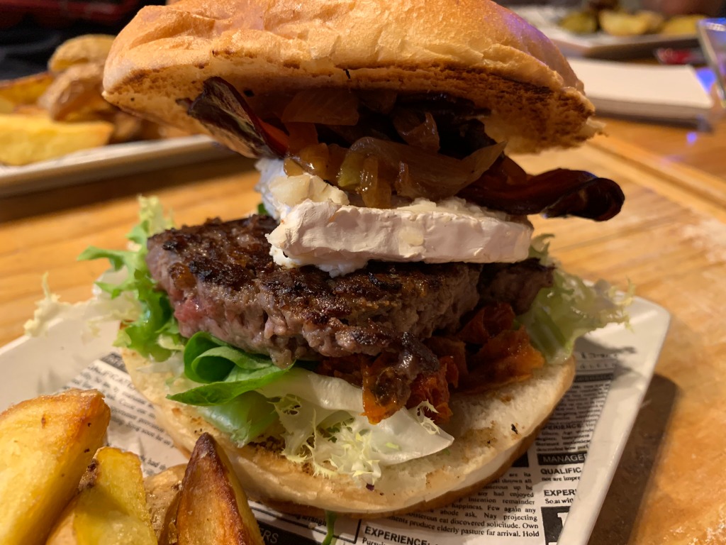 Carta de Restaurantes en Bilbao, El Deposito, Carne, bacon crujiente, tomate seco, lechuga, cebolla caramelizada y queso de cabra