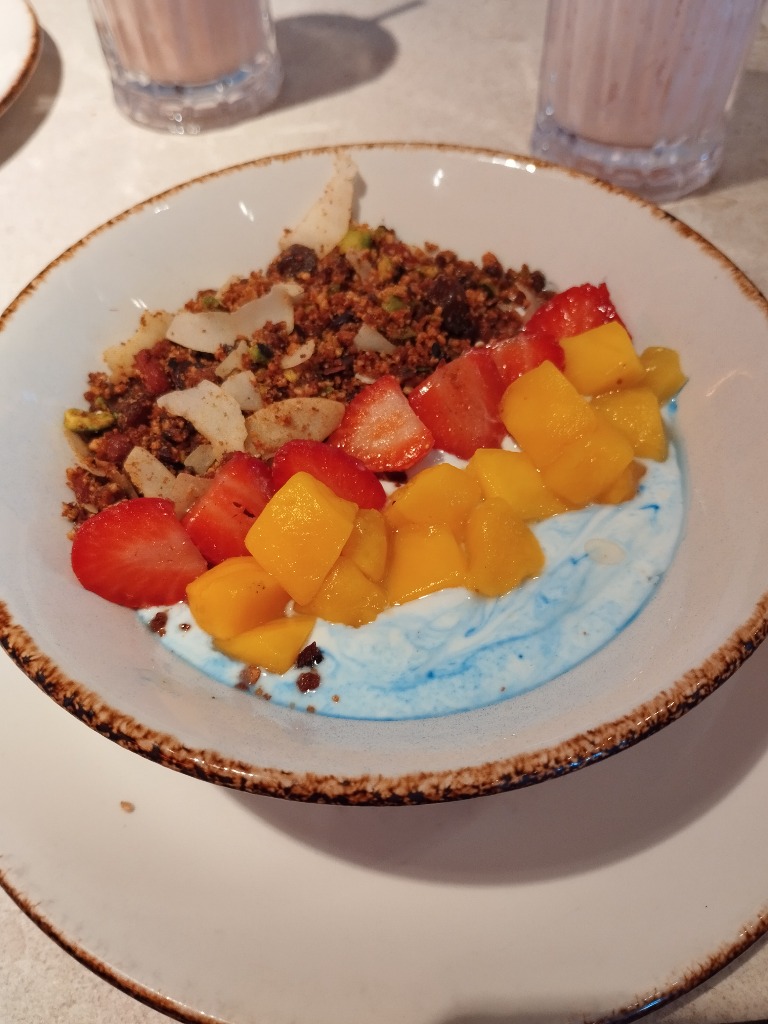 Carta de Restaurantes en Bilbao, Naked & Sated Bilbo, Bowl azul de yogur con granola paleo, Blue Majik y fruta de temporada