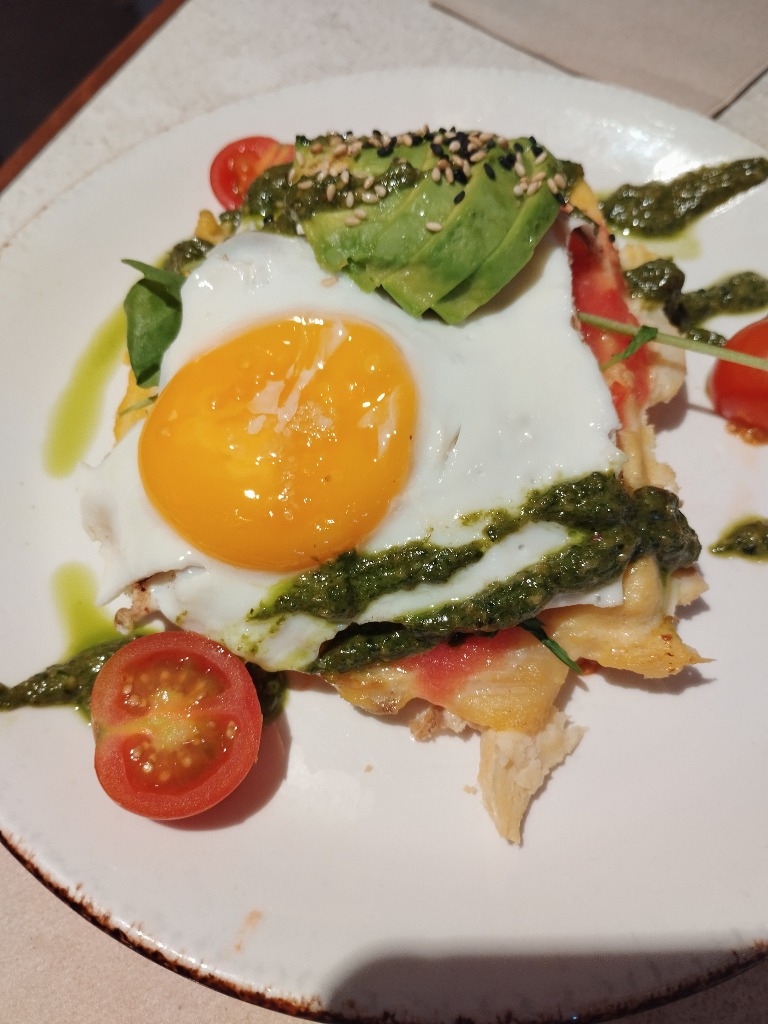 Carta de Restaurantes en Bilbao, Naked & Sated Bilbo, Gofre de tortilla de patata con aguacate y huevo