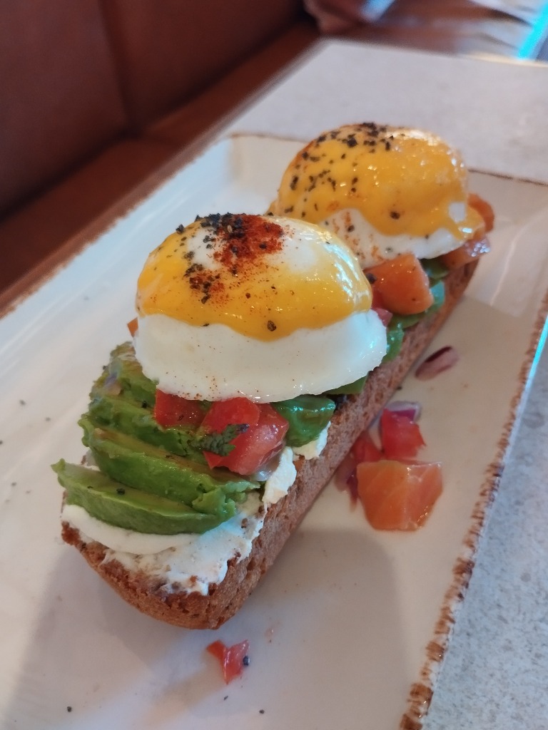 Carta de Restaurantes en Bilbao, Naked & Sated Bilbo, Tosta de huevo Benedict con salmón, salsa holandesa, queso crema y aguacate