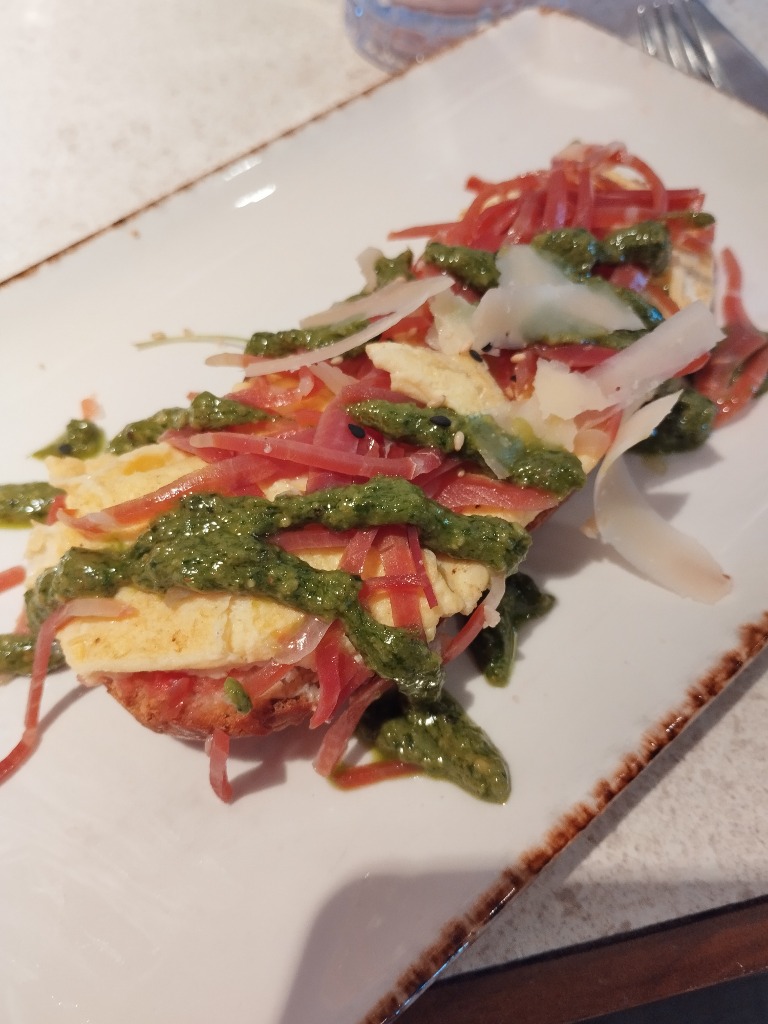 Carta de Restaurantes en Bilbao, Naked & Sated Bilbo, Tosta naked ibérica: jamón, tomate, rúcula, pesto de almendras, tortilla francesa y Grana Padano