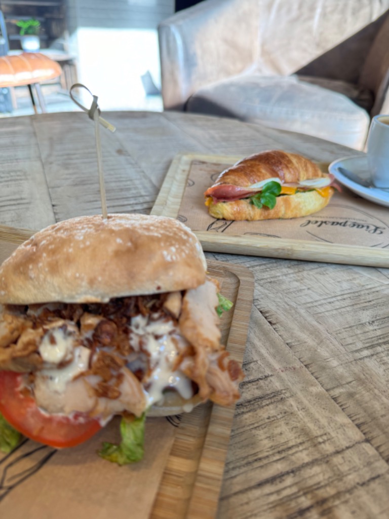 Carta de Bares en Borriana, Liaopastel, Croissant con jamón serrano, canónigos , queso de cabra y cheddar