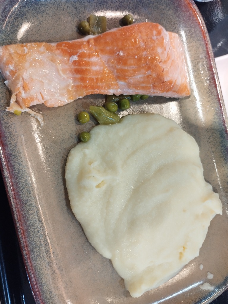 Menu of Restaurants in Briviesca, COMO - Restaurante & Café, Salmón a la parrilla con puré de patatas