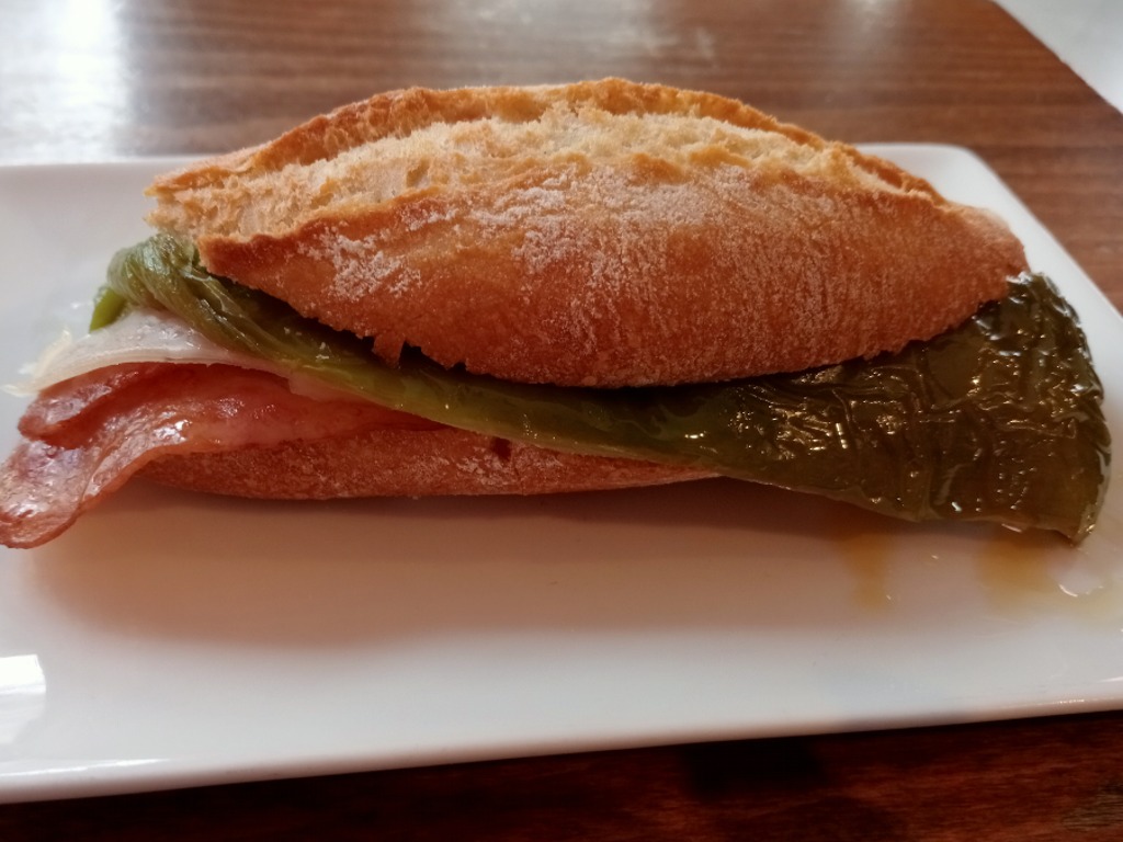 Carta de Restaurantes en Burlada, Taberna Ostarte, Pintxo de bacon, queso y pimiento verde
