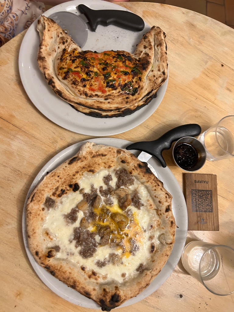 Carta de Pizzerías en Cadaqués, RAVIYU, Pizza y calzzone