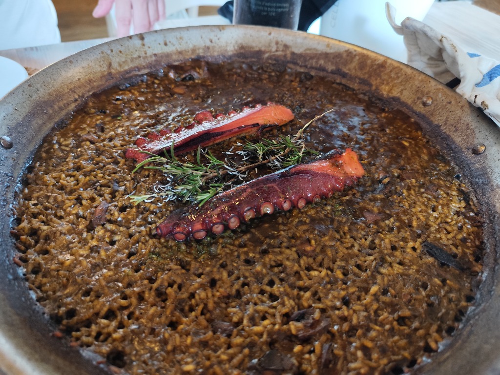Carta de Restaurantes en Cadaqués, Ses Paelles de Cadaqués, Paella al horno con pulpo