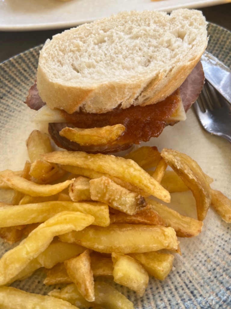 Carta de Restaurantes en Cádiz, Bar Er Beti, Montadito de carne mechada, queso y pintura