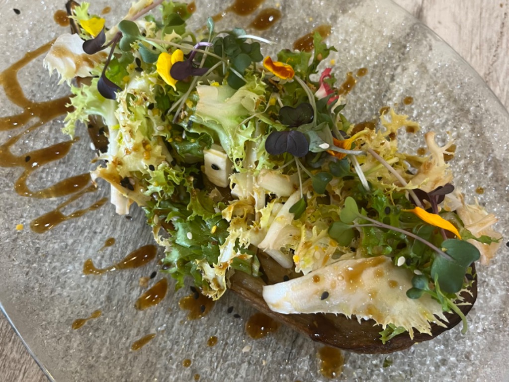 Carta de Restaurantes en Calpe, Mare Beach Restaurant, Berenjena asada con feta y vinagreta de nueces, miso y miel
