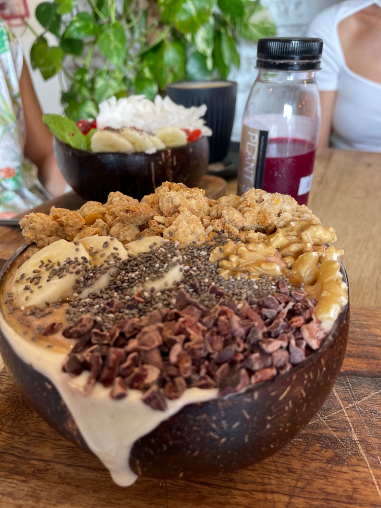 Carta de Restaurantes en Calpe, PLANT SHACK, Bowl de snickers con crema de cacahuete, plátano, cacao, granola y leche de coco
