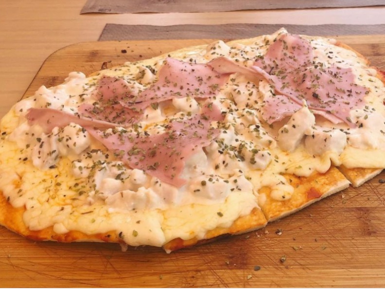 Menu of Restaurants in Campello, la casa de matias, Pizza con salsa de nata y pollo