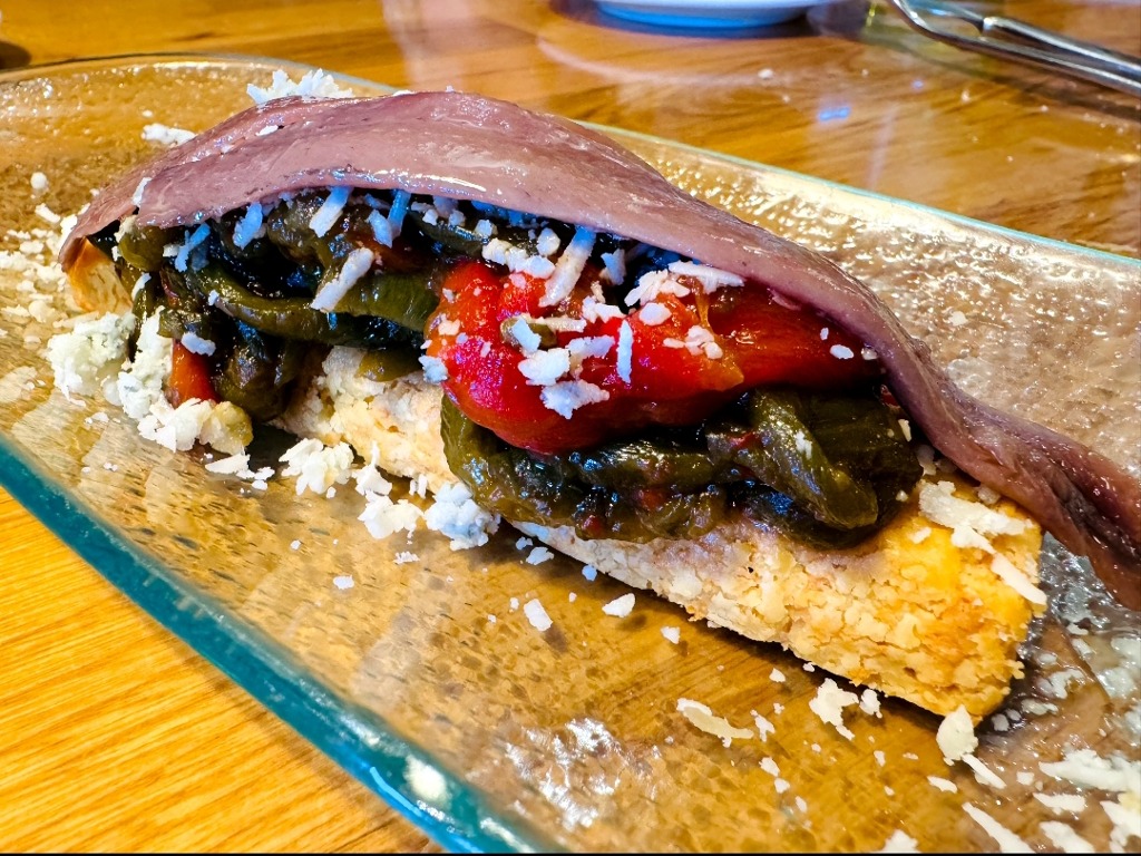 Menu of Restaurants in Cangas de Onis, Restaurante El Molín de la Pedrera, Galleta de Gamoneu con asadillo de pimientos y anchoas