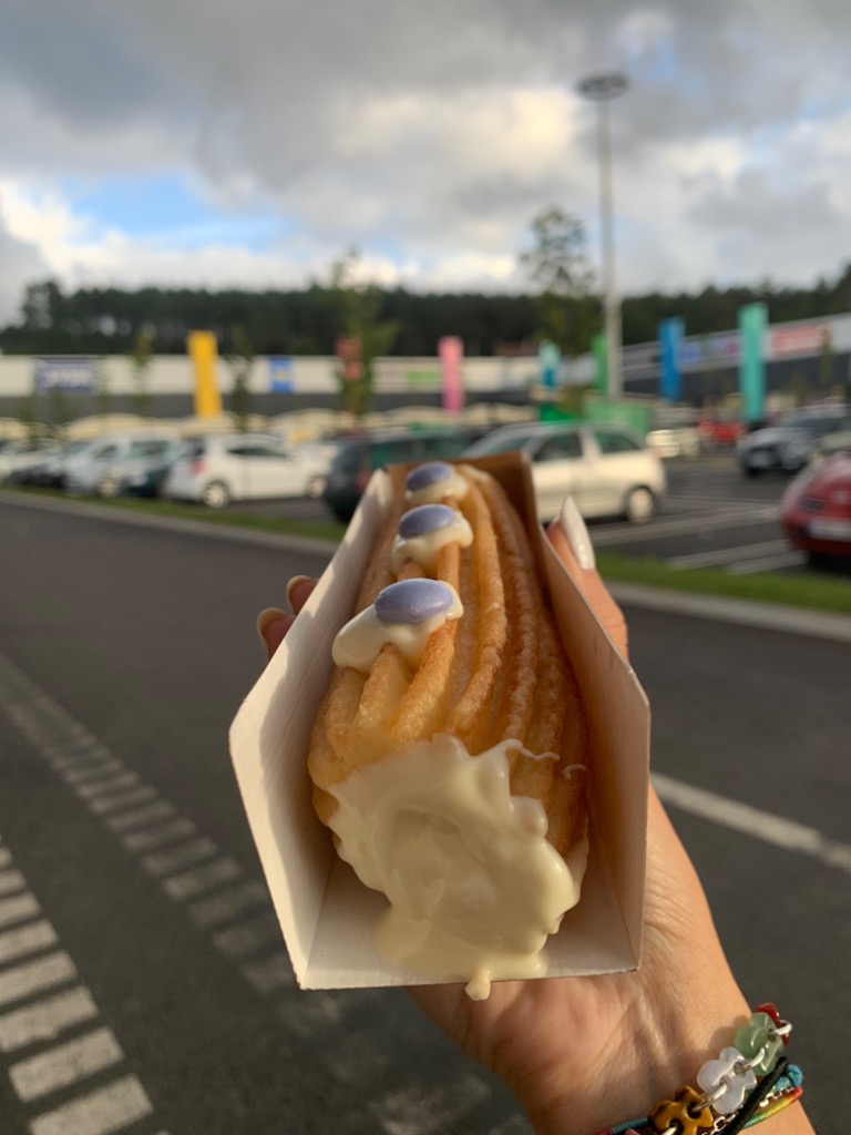 Carta de Bares en Carballo, Churrería Antoxos, Churro relleno de chocolate blanco