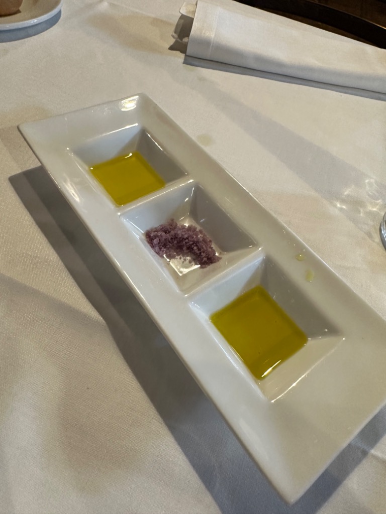 Carta de Restaurantes en Casalarreina, La Vieja Bodega, Aceite de produccion propia con sal rosa (aperitivo)