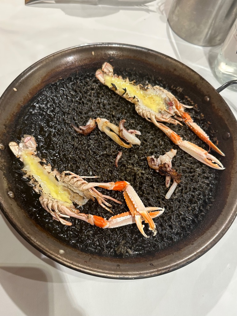 Menu of Restaurants in Cassà de la Selva, Can Peret, Arroz negro seco con cintas de calamar y cigala gratinada con alioli de azafrán