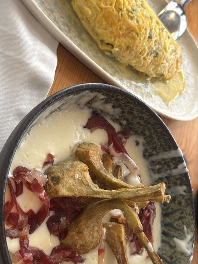 Carta de Restaurantes en Castelldefels, Amatxu Restaurant, Alcachofas fritas con crema de queso Idiazabal y virutas de jamón ibérico