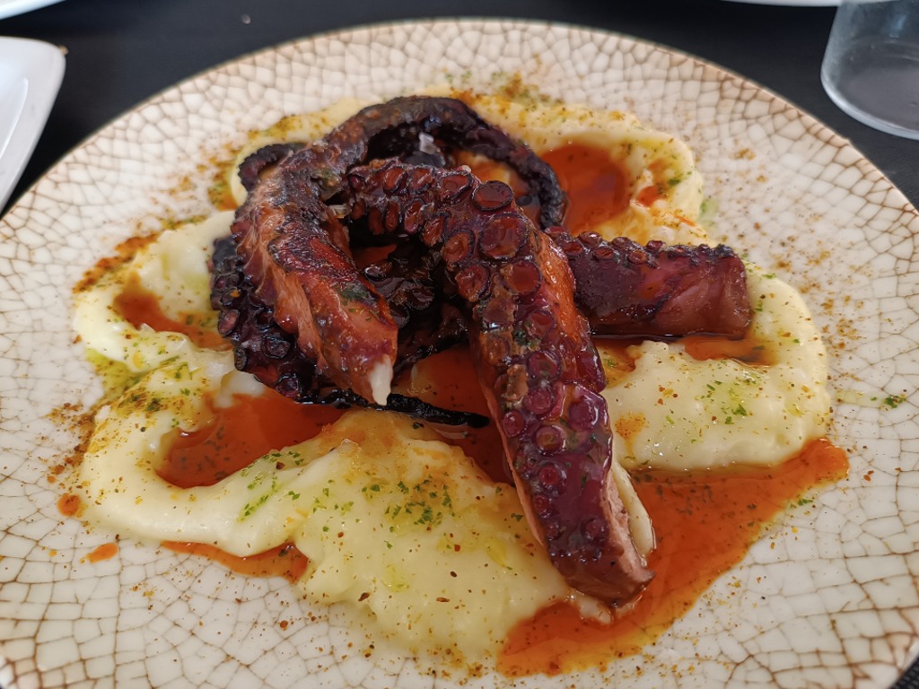 Menu of Restaurants in Cenera, El Molín del Valle Mieres, Pulpo del Pedreru en parmentier de patata y pimentón de La Vera