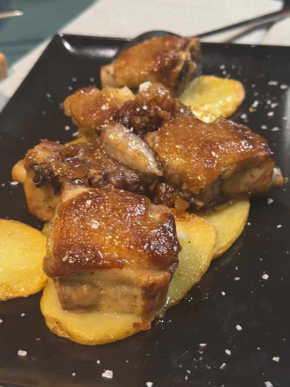 Carta de Restaurantes en Cerler, Paralelo, Costilla de Cerdo Asada al Horno, y Gratinada con Salsa de Miel y Mostaza