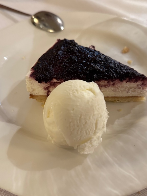 Menu of Restaurants in Cizur Menor, Martintxo Asador Sidreria / Sagardotegi Erretegia, Tarta de yogur y queso con frutos rojos