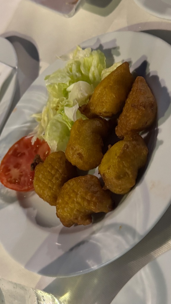 Valoración y opiniones de comida y bebida en Comarruga, El Pingüino Restaurante, Buñuelos de bacalao